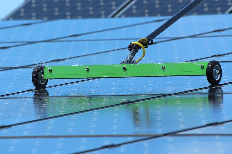 BioSol ist eine neuartige mikrobiologische Beschichtung, die Photovoltaik-Module auf umweltfreundliche Weise vor Verunreinigungen schützt.