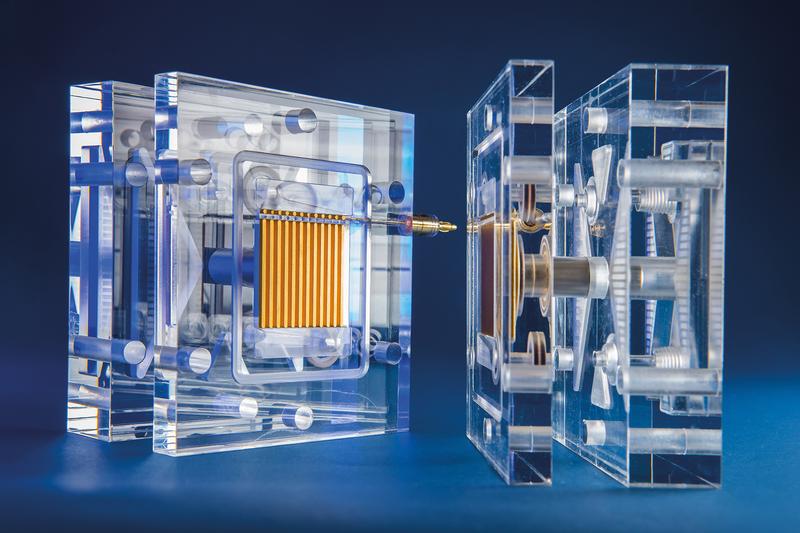 The test cell made of transparent plastic has been successfully implemented in research projects at Fraunhofer ISE for many years.