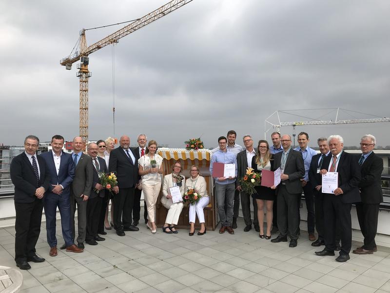 Wirtschaftsminister Harry Glawe (7. von links) mit allen Gewinnern des diesjährigen Ideenwettbewerbs Gesundheitswirtschaft.