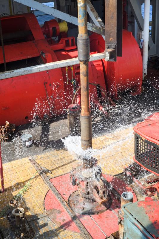 With a special drill pipe designed to work in great depths, the several hundred meter long sediment cores are brought in 10 m segments to the deck of the research vessel JOIDES Resolution.