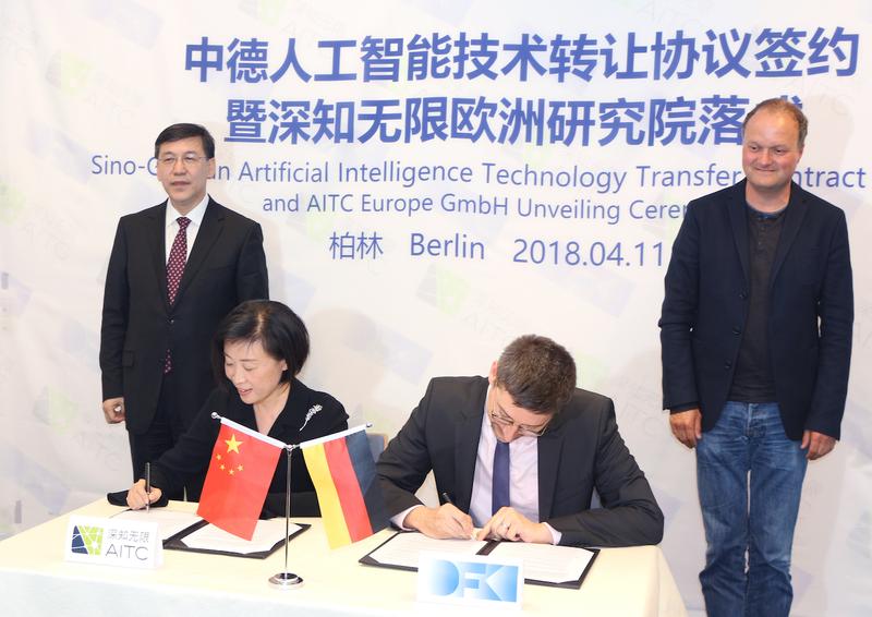 Dr. Hanyan Zhang und Prof. Dr. Volker Markl. Im Hintergrund: Herr Yin Hejun und Prof. Dr.-Ing. Sebastian Möller