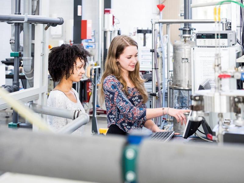 Studentinnen der Umwelt- und Energieverfahrenstechnik an der Hochschule Offenbrg