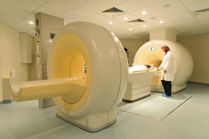 Fast zeitgleich kann das PET/MRT-Kombinationsgerät den Stoffwechsel von Tumoren mit Positronen-Emissions-Tomographie (PET) und deren Lage mit Magnet-Resonanz-Tomographie (MRT) bildlich darstellen.