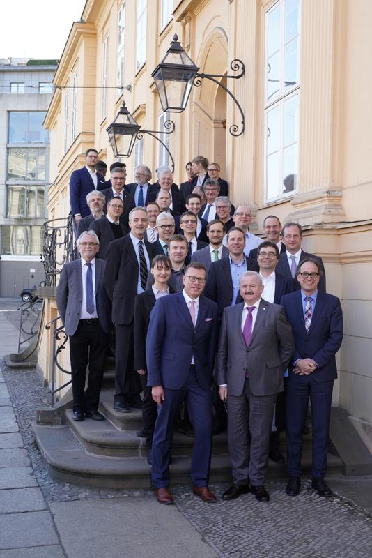 Fraunhofer President Prof. Reimund Neugebauer (first row, middle) and the consortium partners of the Fraunhofer Lighthouse Project QUILT.