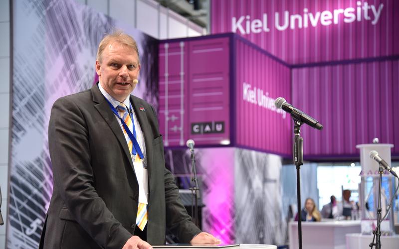 Zog beim Empfang auf der Hannover Messe eine positive Zwischenbilanz und forderte mehr Autonomie für die Wissenschaft, CAU-Präsident Professor Lutz Kipp.
