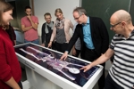 Anatomie-Lehre virtuell: Am 3D-Anatomietisch (v.r.): u.a. Prof. Jochen Staiger (Direktor des Instituts für Neuroanatomie der UMG), Prof. Thomas Dresbach (Institut für Anatomie und Embryologie)