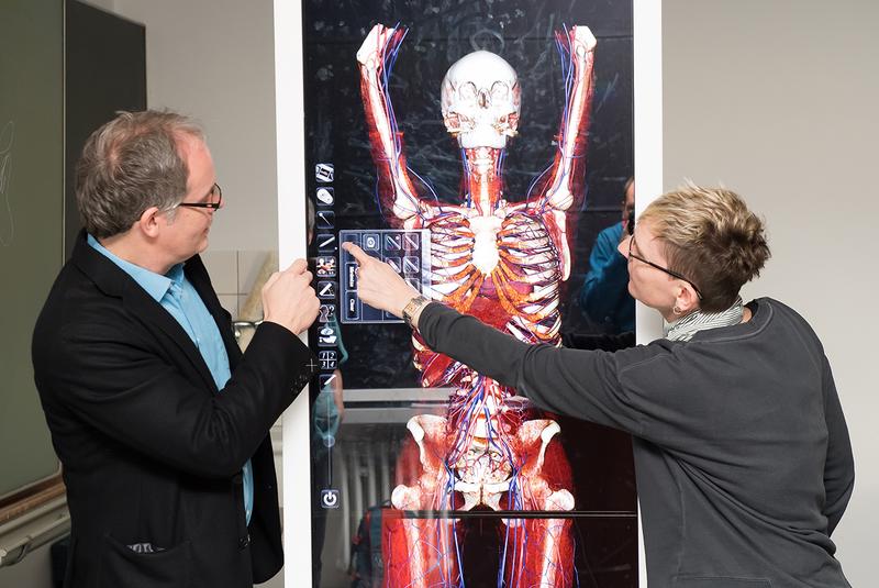 Der 3D-Anatomietisch kann auch aufrecht aufgestellt eingesetzt werden. Prof. Thomas Dresbach und Dr. Sara Doll 