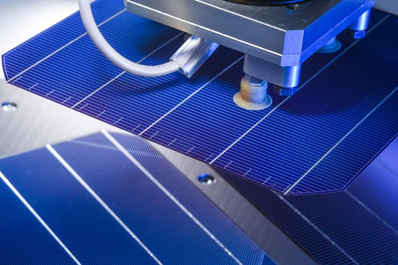 Solarzellen mit drei, vier oder fünf Busbars können im Klebestringer verbunden werden.