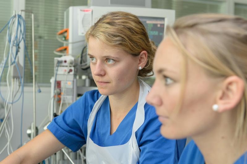 Mit dem Studium erwerben die Studierenden zwei Abschlüsse: den Bachelor of Science als akademischen Grad und die staatliche Berufszulassung als Gesundheits- und Krankenpfleg