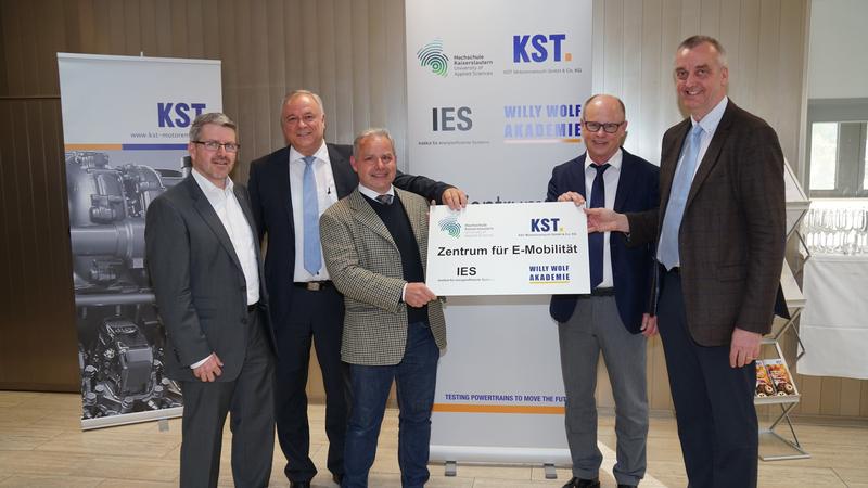 Bei der Unterzeichnung der Kooperationsvereinbarung zwischen der Hochschule Kaiserslautern und der KST Motorenversuch GmbH u. Co. KG