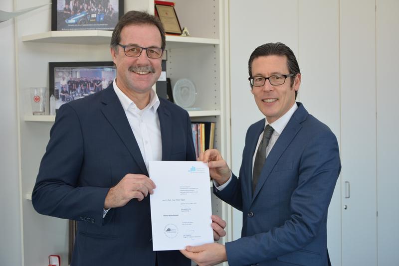 Prof. Dr. Frank E.P. Dievernich (r.), Präsident der Frankfurt UAS, begrüßt Peter Saeger von Continental als Honorarprofessor.