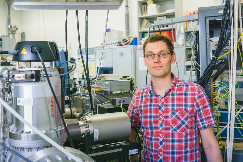 Dr. Stephan König in front of the Penning-trap setup “ClusterTrap” at the University of Greifswald. 