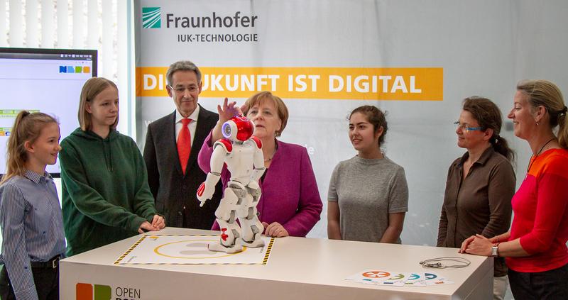 »Hallo Frau Merkel«, gemeinsam mit 24 Schülerinnen begrüßte NAO die Bundeskanzlerin Angela Merkel zum Auftakt des Girls’Day 2018 im Bundeskanzleramt. 