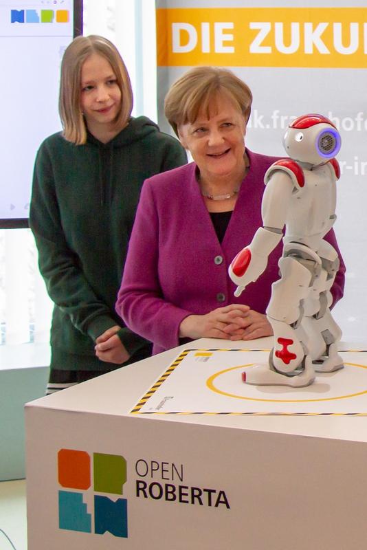 Im Rahmen des Girls’Day-Technikparcours im Bundeskanzleramt brachten Schülerinnen NAO mit der Fraunhofer-Programmiersprache NEPO das Sprechen bei.