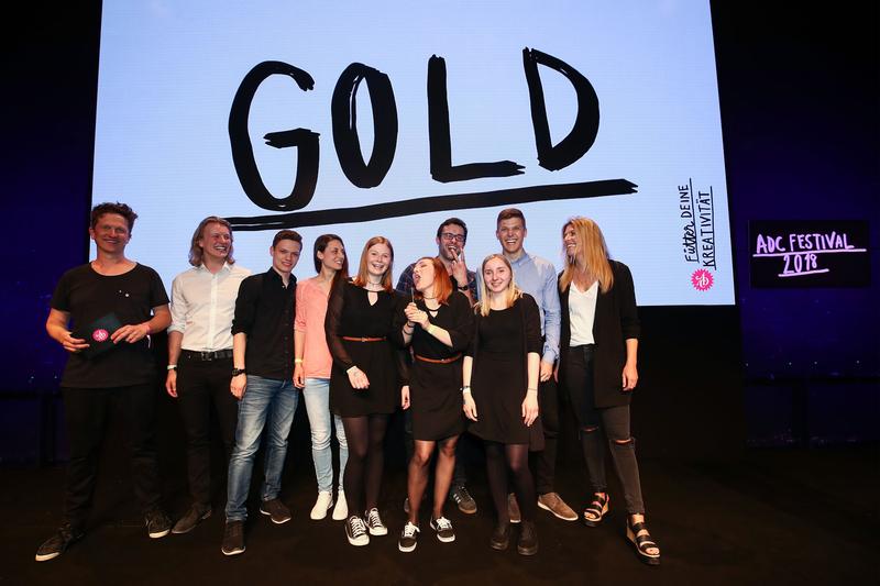 Die Virtual Design-Studierenden der Hochschule Kaiserslautern bei der der Auszeichnung mit GOLD beim ADC-Wettbewerb (© Getty 2018)
