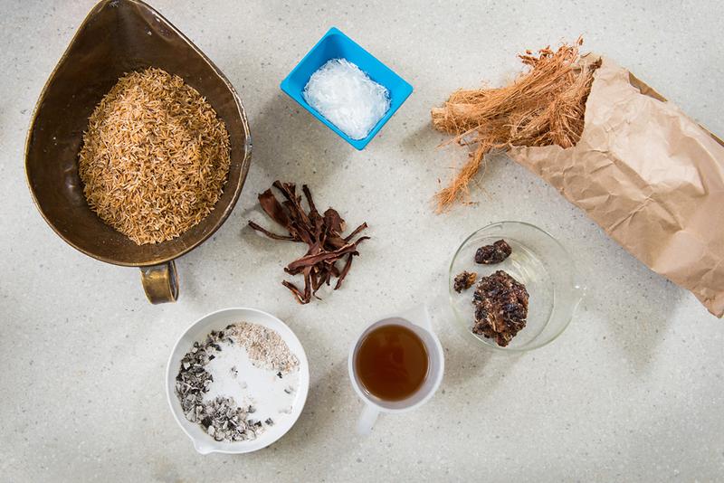Der Stoff für den „Bio-Beton“: Reisschalen, Asche von Cassava-Schalen, Karroo-Gum und Kokosfasern 