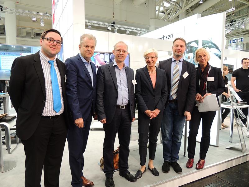 Rolf Behrens, Bitnamic; Präsident der Uni OS Prof. Wolfgang Lücke; Prof. Clemens Westerkamp, HS OS; Staatssekretärin Dr. Sabine Johannsen; Prof. Dr. Mirco Imlau, Uni OS; Heike Gosmann, WTT OS (v.l.)