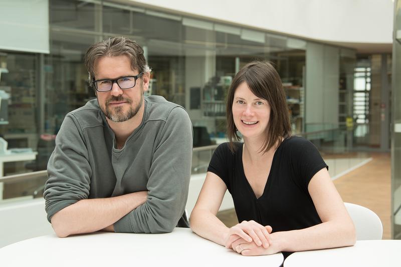 Gruppenleiter Ivan Matić (links) mit Erstautorin Orsolya Leidecker.