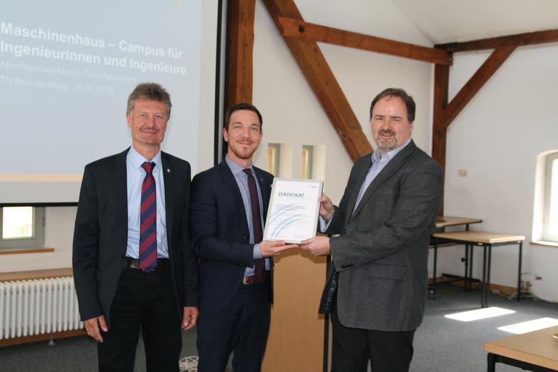 Michael Patrick Zeiner, Referent für Bildungspolitik bei der VDMA Bildung, übergibt das Teilnahmezertifikat an Prof. Dr.-Ing. Martin Kraska (r.) und Dekan Prof. Dr.-Ing. Thomas Götze (l.), beide THB.