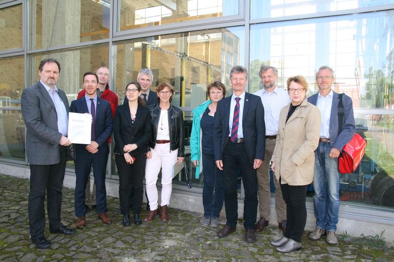 Gruppenbild mit allen am Workshop Beteiligten, darunter THB-Präsidentin Prof. Dr.-Ing. Burghilde Wieneke-Toutaoui (2. v. r.)