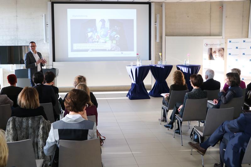 Prof. Dr. Alexander Cisik stellte im März bei einer Veranstaltung an der Hochschule Niederrhein die Studie vor, deren Ergebnisse jetzt vorliegen. 