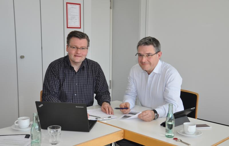 Arbeitstreffen im BIBA: Saacke-Geschäftsführer Bernd Hetterscheidt (rechts) – hier mit BIBA-Wissenschaftler Stefan A. Wiesner – hat das Projekt „Digitalisierung“ zur Chefsache erklärt.