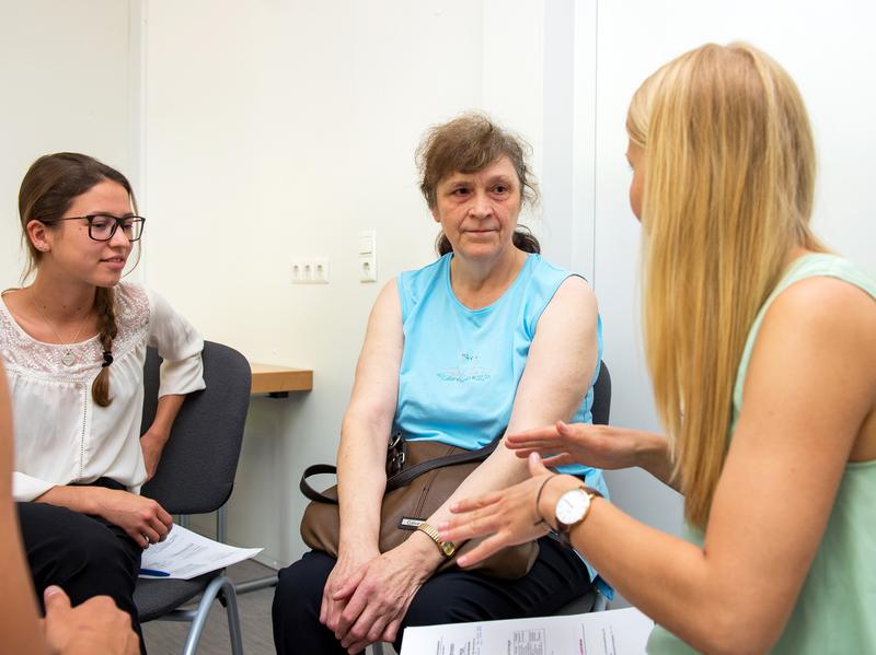 Unterricht mit Patienten ist ein wichtiger Bestandteil des Medizinstudiums.  Das SkillsLab am Uniklinikum Jena sucht Schauspielpatienten zur Unterstützung der Studierendenausbildung.