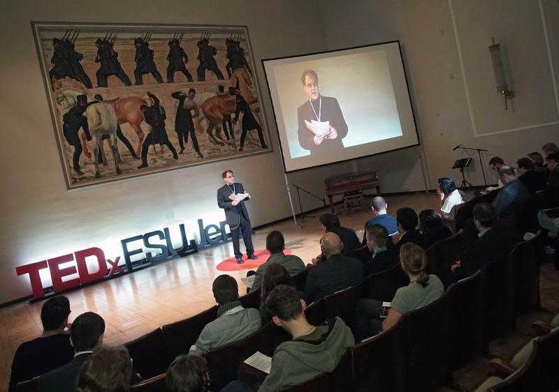 Für den ersten TEDxFSUJena Salon ist ein diskutierfreudiges Publikum ebenso wichtig wie die Referenten. Hier im Bild: Prof. Dr. Uwe Cantner bei der ersten Jenaer TEDxFSU-Konferenz im Jahr 2015.