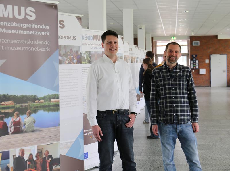 Projektleitung Andreas Dörich (links) und Projektmitarbeiter Thomas Muschal (beide FH Lübeck) eröffneten die Ausstellung an der FH Lübeck