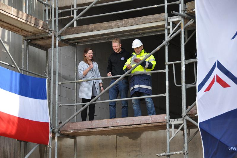 v.l.: StuPa-Präsidentin Kathrin Emme, stellv. AStA-Vorstand Leonard Kruse und Polier Andreas Gratzfeld beim gemeinsamen Richtspruch