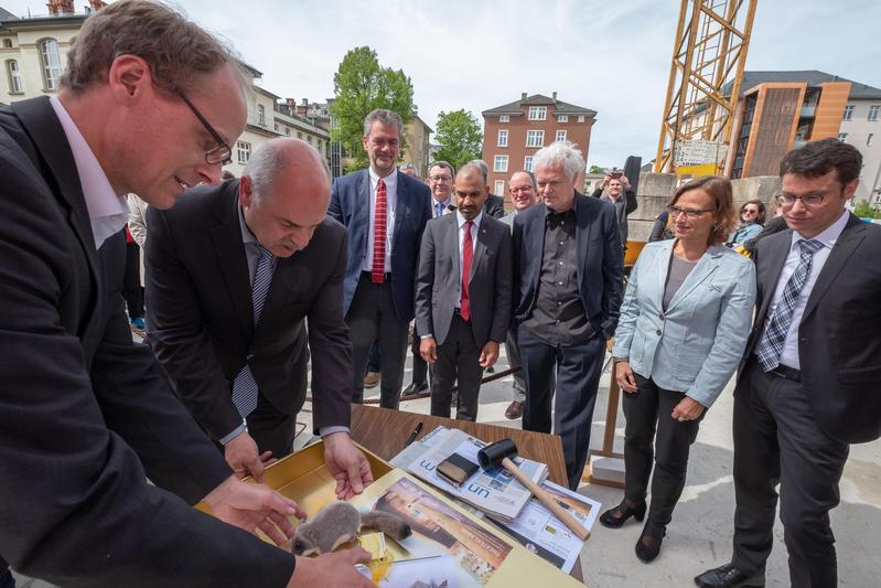 Feierliche Grundsteinlegung für das Theaterlabor der JLU im Universitätszentrum.