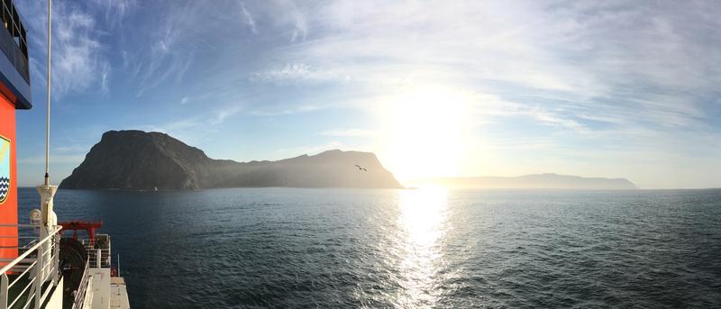 Blick vom Forschungsschiff auf die Paracas-Halbinsel. Hier liegt die Ursprungsregion der Wasserwirbel, die Thioglobus perditus auf den Ozean hinausspülen. 