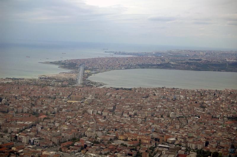 Istanbul und die Europabrücke aus der Luft. Die gesamte Metropolregion gilt als besonders erdbebengefährdet. 