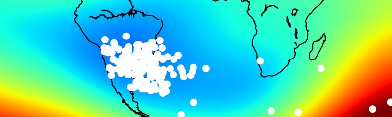 Gehäuftes Auftreten strahlungsbedingter technischer Störungen der Swarm-Satelliten (weiße Punkte) im Bereich der  Südatlantischen Anomalie (blauer Bereich = geringe Feldstärke) von 04/2014 - 06/2017