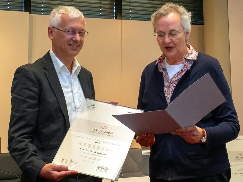 Prof. Dr. Felicitas Pfeifer, Vizepräsidentin des VBIO, überreicht des Ars legendi-Fakultätenpreis Mathematik und Naturwissenschaften in der Kategorie Biologie an Prof. Dr. Frank Sprenger. 