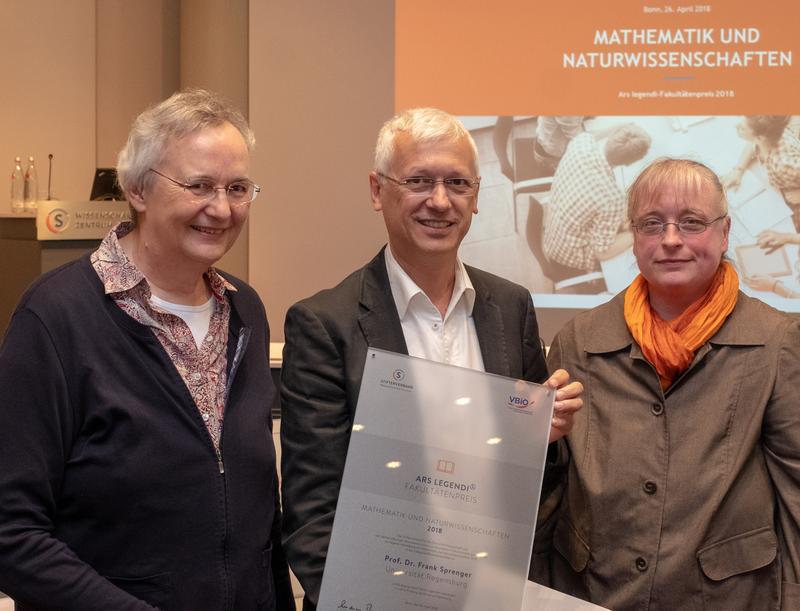 Preisträger Prof. Dr. Frank Sprenger (Mitte), Prof. Dr. Felicitas Pfeifer, Vizepräsidentin des VBIO (links) und Co-Laudatorin Dr. Kerstin Elbing (rechts) 