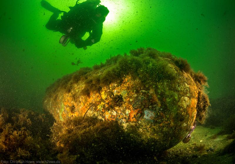 Ein Forschungstaucher untersucht Altmunition in der Ostsee. 