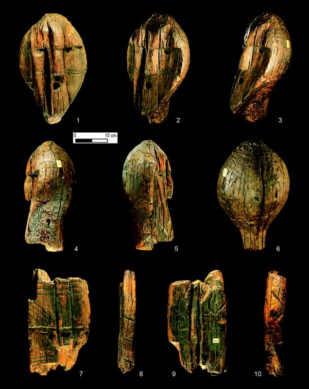 Kopf und verzierte Teile der 11.500 Jahre alten Figur aus dem Shigir-Moor.