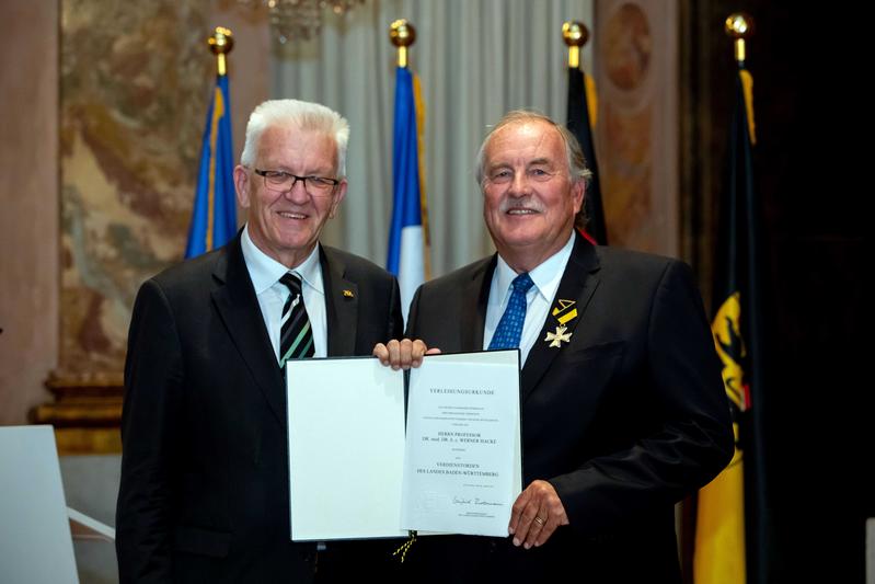 Ministerpräsident Winfried Kretschmann überreichte den Verdienstorden des Landes Baden Württemberg an Professor Dr. Dr. h.c. mult. Werner Hacke.