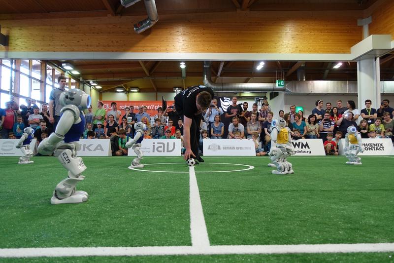 Anstoß im Finale zwischen dem Nao-Team HTWK (in blau) und den NaoDevils aus Dortmund.