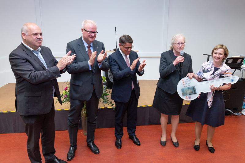 Symbolische Schlüsselübergabe (von links): Thomas Platte (Direktor LBIH), Dr. Thomas Schäfer (Staatsminister Hessisches Ministerium der Finanzen), Boris Rhein (Staa