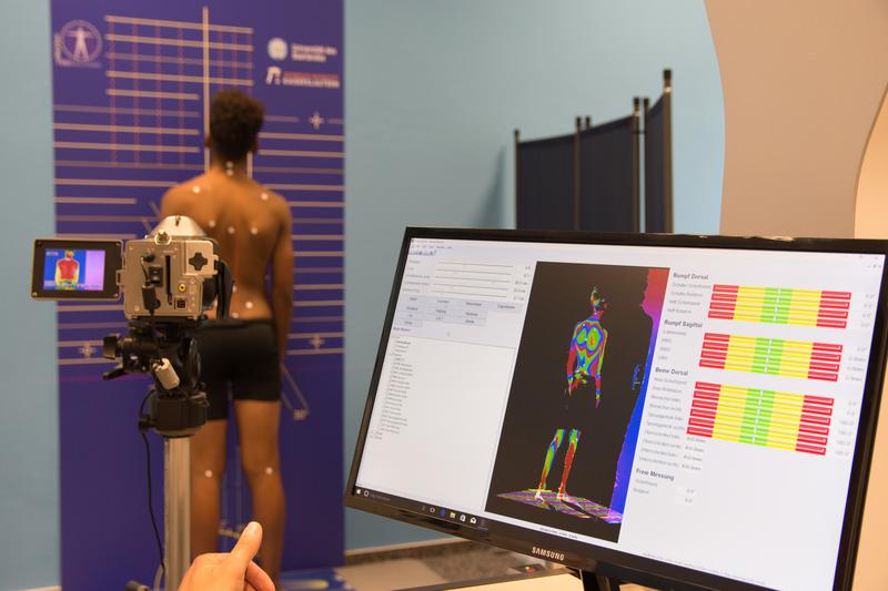 Im Haltungs- und Funktionsanalyselabor untersuchen die Forscher Jugendliche mit Hilfe eines 3D-Rückenscanners, um Haltungsschäden früh zu entdecken oder vorzubeugen. 