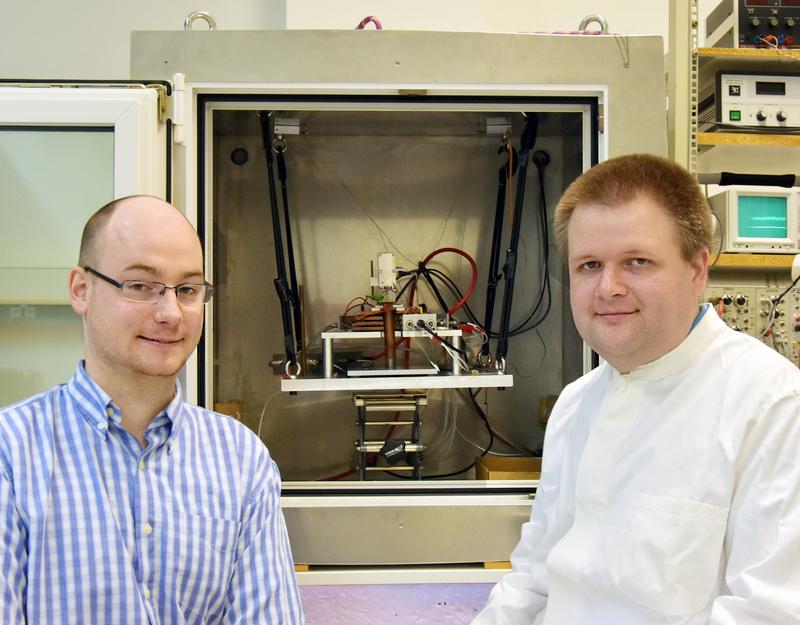 Doctoral researchers Björn Rahn (right) carried out the experiments with the scanning tunnelling microscope, Lukas Deuchler simulated the atomic processes on high-performance computers.