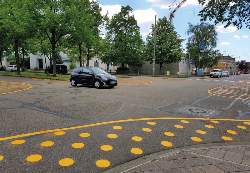  Reallabor: Provisorische Markierungen erleichtern Fußgängern das Überqueren der Straße 