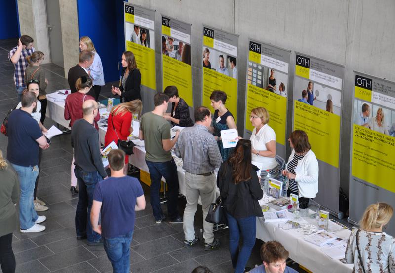 Die rund 250 Besucher des Weiterbildungstags an der OTH Regensburg informierten sich über die vielen berufsbegleitenden Studien- und Weiterbildungsangebote.