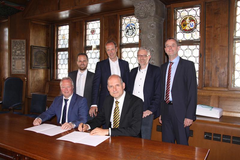 Institutsleiter Professor Dr. Lauster (vorne links) und der Rektor der Hochschule Ravensburg-Weingarten, Prof. Dr. Spägele unterzeichnen die Kooperationsvereinbarung.