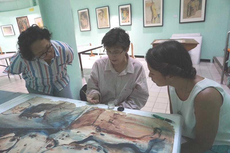 Patricia Engel (2 from left) from Danube University Krems supports the establishment of a chair for the restoration of paintings in Indonesia with her expertise.