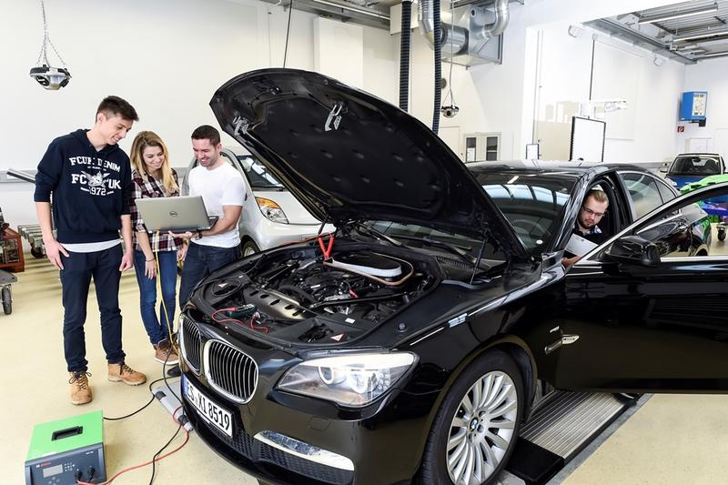 Offene Labore in der Fahrzeugtechnik: Die Hochschule zeigt ihr breites Wissen.