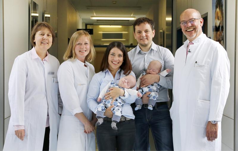 Doppeltes Glück auf dem Arm in der UKD-Frauenklinik: Über Marlon und Leon freuen sich Prof. Dr. Tanja Fehm, Dr. Jana Liebenthron, Marion Ulrich und Ehemann Jochen sowie Prof. Dr. Jan Krüssel (v.l.). 