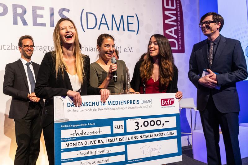 Die Multimedia-Production-Studentinnen der HTW Chur, Natalia Rasstrigina, Monica Oliveira und Leslie Iseli (v.l.n.r.), freuen sich über den Datenschutz Medienpreis.